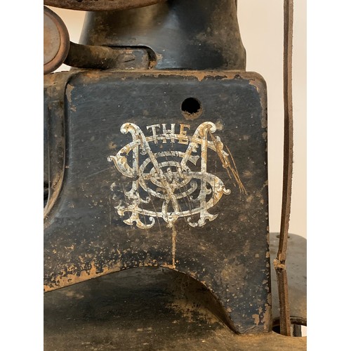 130 - A Singer Class 29 leather stitching machine (model 29K43), widely used by cobblers and furriers, cas... 