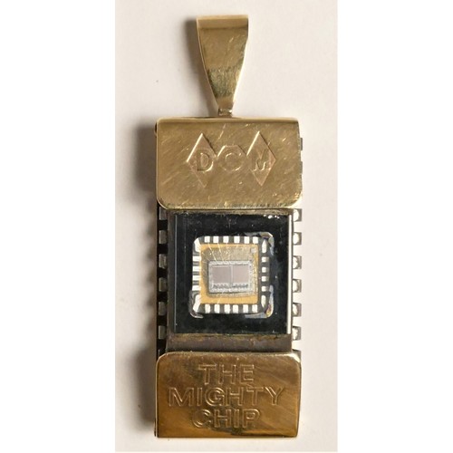 200 - A DGM The Mighty Chip gold pendant, contains a M.O.S. type silicon chip set in a gold pendant