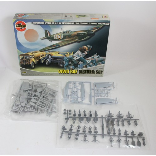 211 - A Aoshima Yamaha SR400S 1995 1:12 scale model kit, sealed, together with a Airfix 1:72 scale WWII RA... 