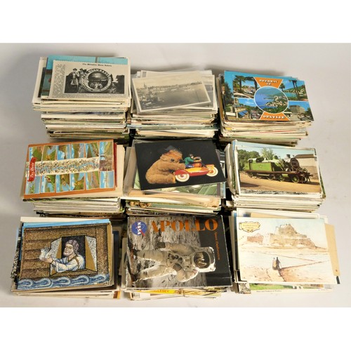 251 - A substantial collection of postcards, including books and single cards, from Europe, Africa and Sou... 