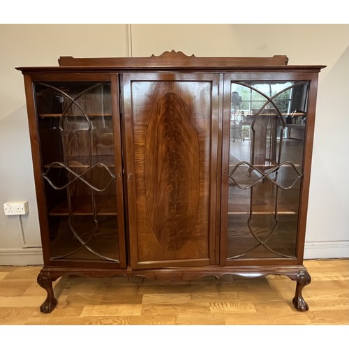 409 - A mahogany display cabinet, having astragal glazed doors to each side to reveal three adjustable she... 