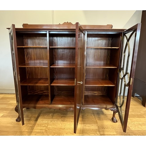 409 - A mahogany display cabinet, having astragal glazed doors to each side to reveal three adjustable she... 