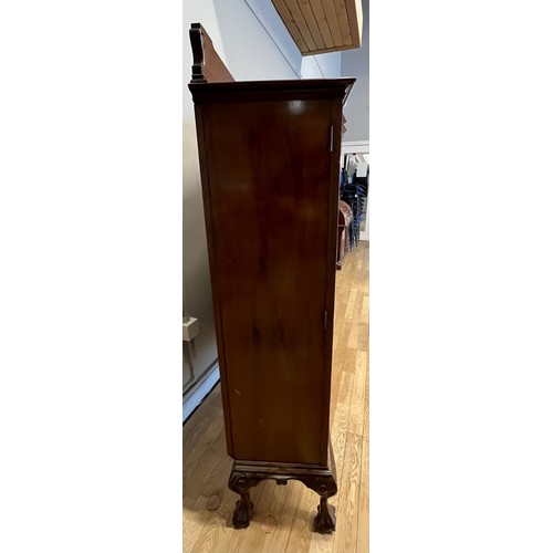 409 - A mahogany display cabinet, having astragal glazed doors to each side to reveal three adjustable she... 