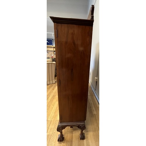 409 - A mahogany display cabinet, having astragal glazed doors to each side to reveal three adjustable she... 