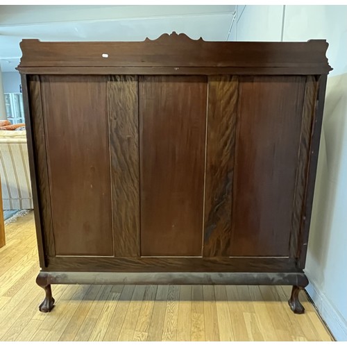 409 - A mahogany display cabinet, having astragal glazed doors to each side to reveal three adjustable she... 