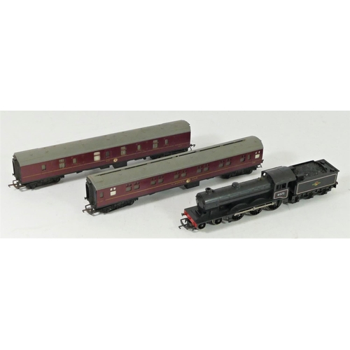 3 - A Tri-Ang Railways OO gauge electric train set (RS.29) to include, B.R 61572 locomotive, tender and ... 