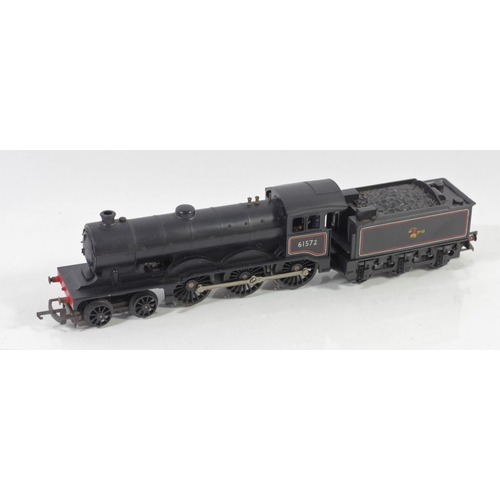 6 - A collection of OO gauge locomotives to include, B.R 46400 locomotive & tender, B.R 61572 locomotive... 