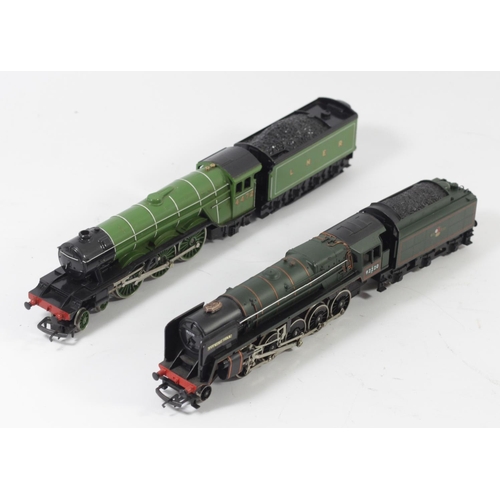 7 - Two Hornby OO gauge locomotives to include, L.N.E.R 4472 Flying Scotsman locomotive & tender, and B.... 