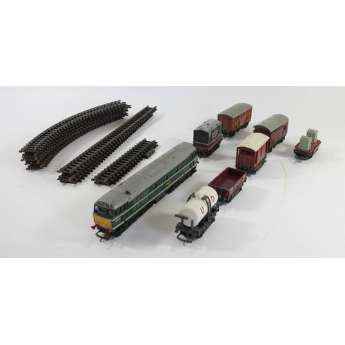 21 - A Tri-Ang OO gauge The Freightmaster electric model railway set to include, D5572 diesel engine, 7 w... 