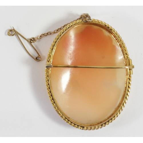 157 - A 9ct gold mounted oval shell cameo brooch, depicting a lady in profile, the rope twist frame stampe... 