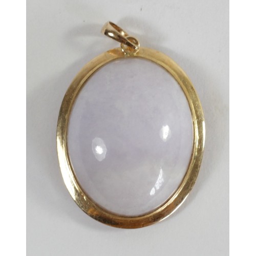 175 - A .585 gold mounted cabochon mauve jade (untested) pendant, 26 x 21mm