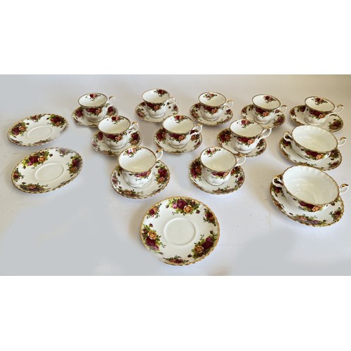 256 - A Royal Albert Country Roses dinner/tea service for 6 place settings to include, 6 dinner plates (30... 