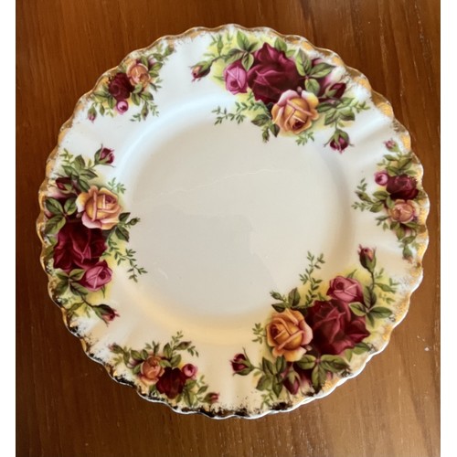 256 - A Royal Albert Country Roses dinner/tea service for 6 place settings to include, 6 dinner plates (30... 