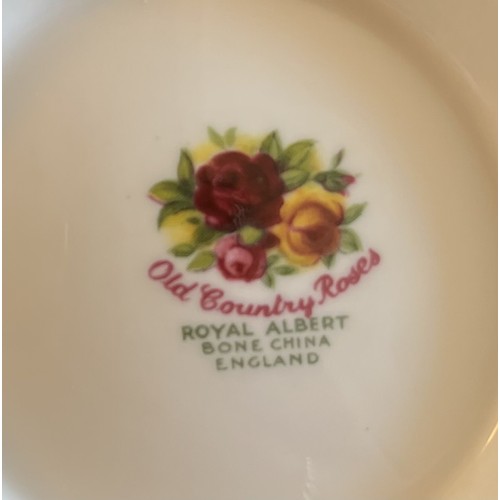 256 - A Royal Albert Country Roses dinner/tea service for 6 place settings to include, 6 dinner plates (30... 