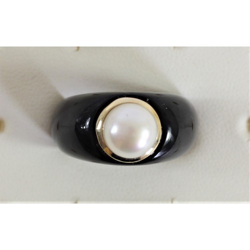 176 - A Chinese 14K onyx and cultured pearl ring, plaque 14K, VVV, CHINA, Q