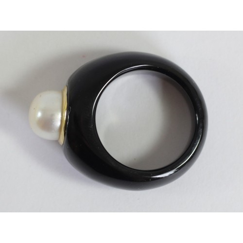 176 - A Chinese 14K onyx and cultured pearl ring, plaque 14K, VVV, CHINA, Q