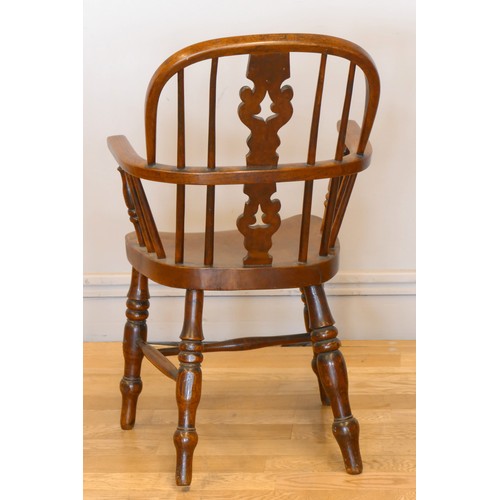 365 - A Victorian ash and elm Windsor child's arm chair, with scroll splat and turned supports, 76cm.