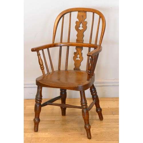 365 - A Victorian ash and elm Windsor child's arm chair, with scroll splat and turned supports, 76cm.