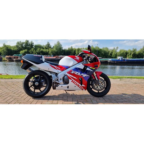 443 - 1995 Honda VFR750R, RC45, 750cc. Registration number M957 AGL. frame number RC45 20000348. Engine nu... 