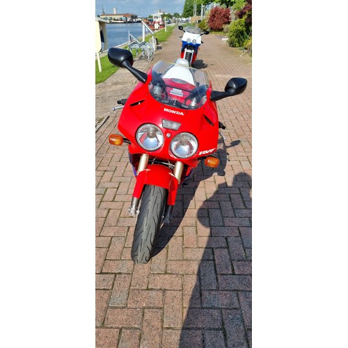 443 - 1995 Honda VFR750R, RC45, 750cc. Registration number M957 AGL. frame number RC45 20000348. Engine nu... 