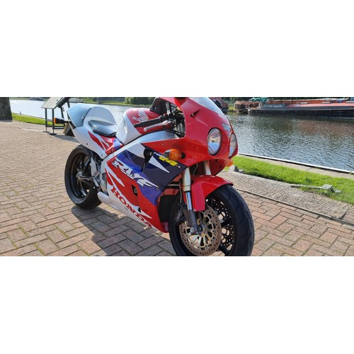 443 - 1995 Honda VFR750R, RC45, 750cc. Registration number M957 AGL. frame number RC45 20000348. Engine nu... 