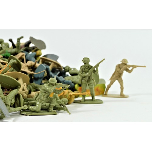 208 - Over 220 plastic and metal cast soldiers, mostly unpainted