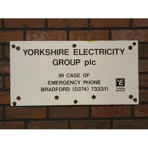 340 - An enamel Yorkshire Electricity Group Bradford, Emergency sign, single sided, 61.5 cm x 30.5cm