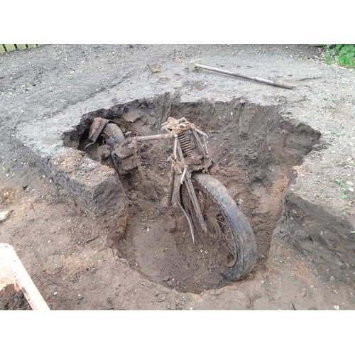 136 - c.1935 BSA B or M series, project. Possibly a B23 Competition.
This project was dug up from a back g... 