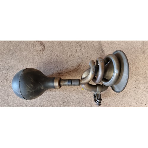 138 - A Vintage brass Le Serpentine handlebar mounted horn