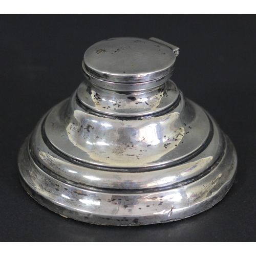 109 - A silver desk inkwell, Birmingham 1925diameter 10cm, loaded