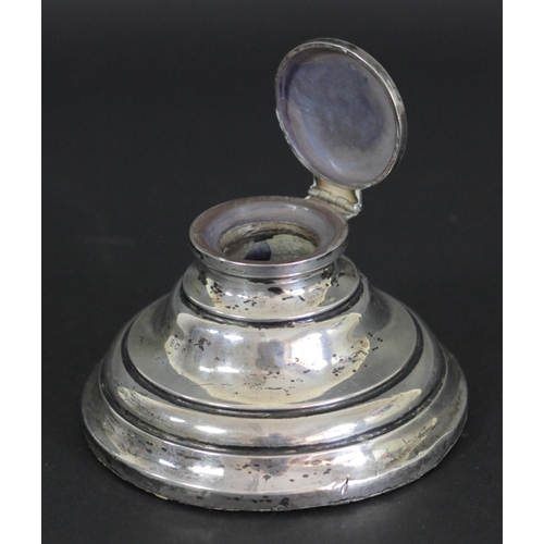 109 - A silver desk inkwell, Birmingham 1925diameter 10cm, loaded