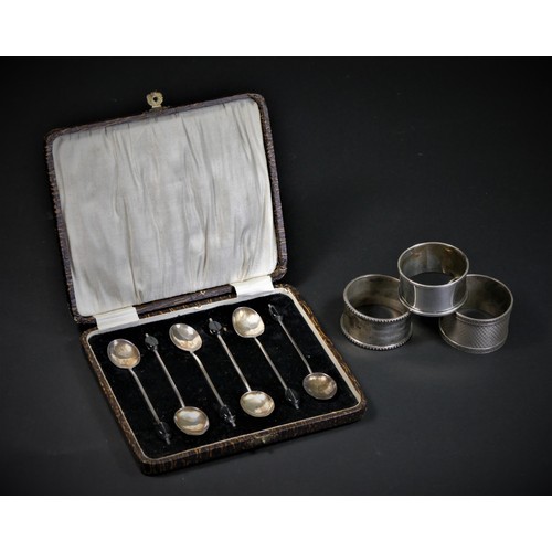 138 - Three silver napkin rings, Birmingham 1942, 1960, Chester 1923 and a set of silver coffee bean spoon... 