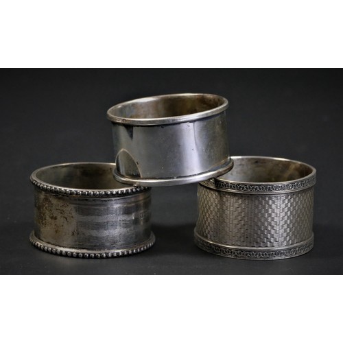 138 - Three silver napkin rings, Birmingham 1942, 1960, Chester 1923 and a set of silver coffee bean spoon... 