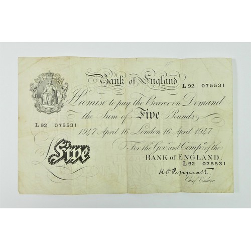 147 - Great Britain, Bank of England white five pound note, 1947 April 16th London, serial no. L92 075531,... 