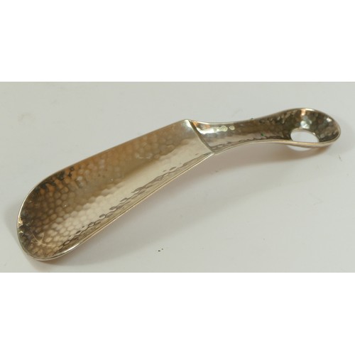 21 - A Scottish Edwardian silver shoe horn, by Brook & Son, Edinburgh 1907, with spot hammered finish, 16... 