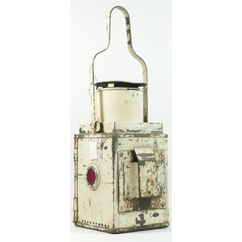 102 - BR(W) White tail lamp with burner.