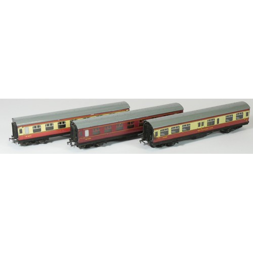 165 - A Hornby Dublo OO gauge loco, D8000 in BR two-tone green livery, original box, a Hornby OO gauge loc... 