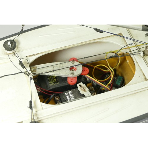 319 - A radio controlled plastic fractional rig model sail boat, lead bulb keel, control unit, stand, 79 x... 