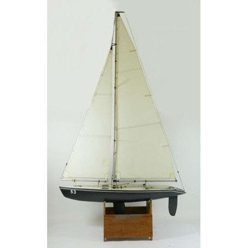 319 - A radio controlled plastic fractional rig model sail boat, lead bulb keel, control unit, stand, 79 x... 