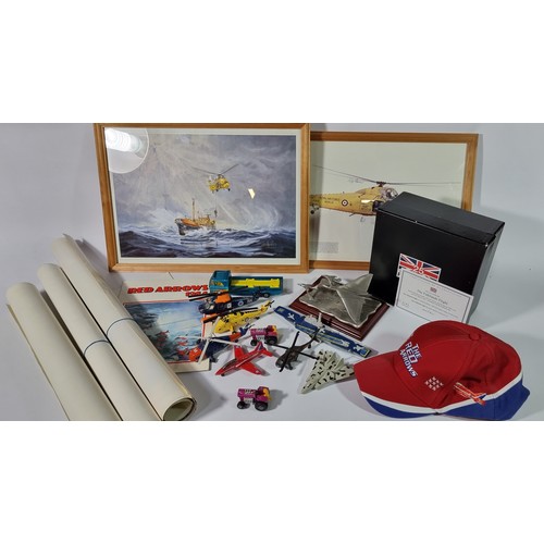 433 - A collection of RAF and aircraft memorabilia, including a Danbury Mint 1:288 scale die-cast model, T... 