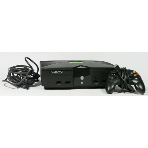 445 - A Microsoft Xbox (serial No 3158477 33905), with controller, Av and power cable