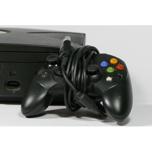 445 - A Microsoft Xbox (serial No 3158477 33905), with controller, Av and power cable