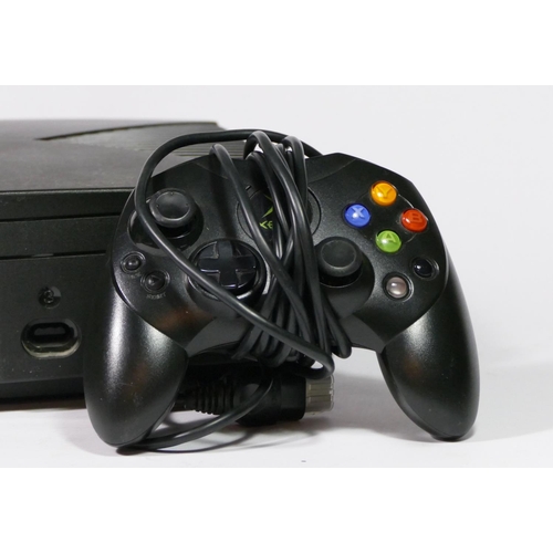 446 - A Microsoft Xbox (serial No 3158477 33905), with controller, Av and power cable