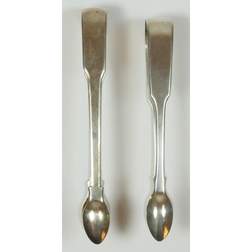 116 - Two George IV silver fiddle pattern sugar tongs, London 1820, 89gm