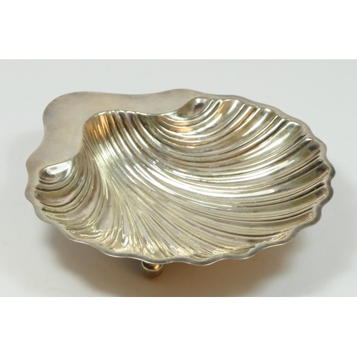123 - An Edwardian silver shell dish, Birmingham 1907, raised on three ball feet, 14 x13cm, 83gm