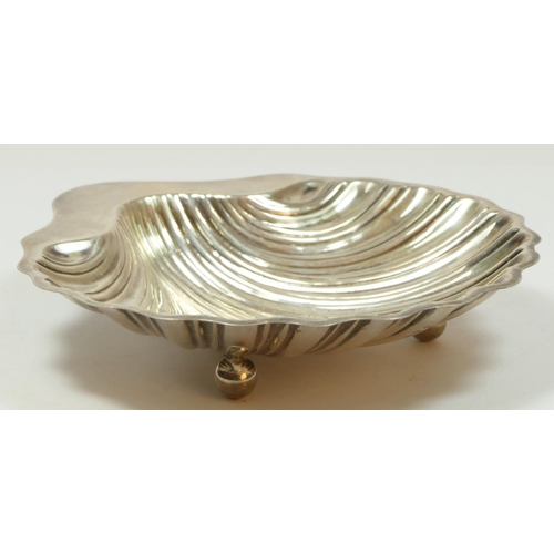 123 - An Edwardian silver shell dish, Birmingham 1907, raised on three ball feet, 14 x13cm, 83gm