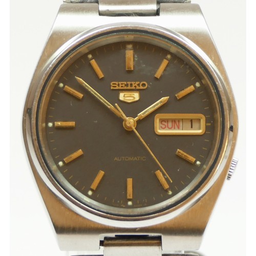 156 - Seiko 5, a stainless steel day date black dial automatic gentleman's wristwatch, 7009-3130, original... 