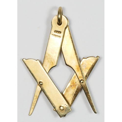 51 - A 9ct gold articulated Masonic square and compass, Birmingham 1988, with engraved decoration, 38 x 3... 