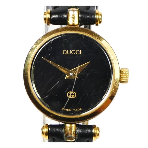 111 - Gucci, a gilt metal and black enamel quartz ladies wristwatch, 22mm, recent battery, case