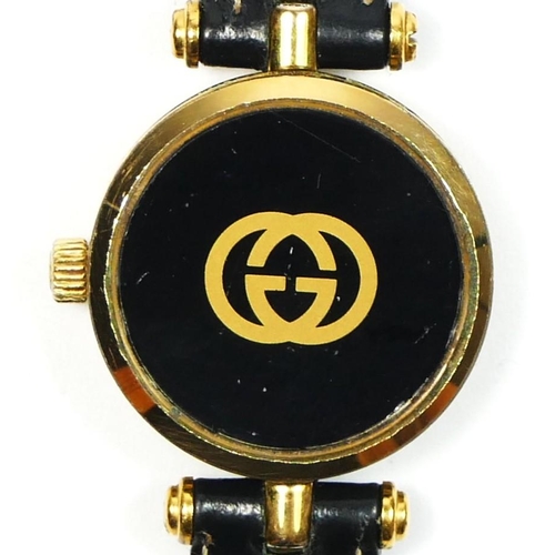 111 - Gucci, a gilt metal and black enamel quartz ladies wristwatch, 22mm, recent battery, case